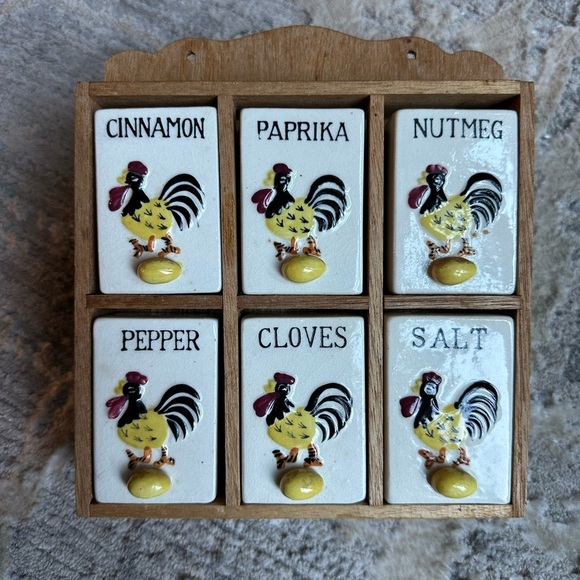 Vintage 1950s Wall Mount Spice Rack Set Wood Frame Retro Rooster Spice Jars - Picture 2 of 8